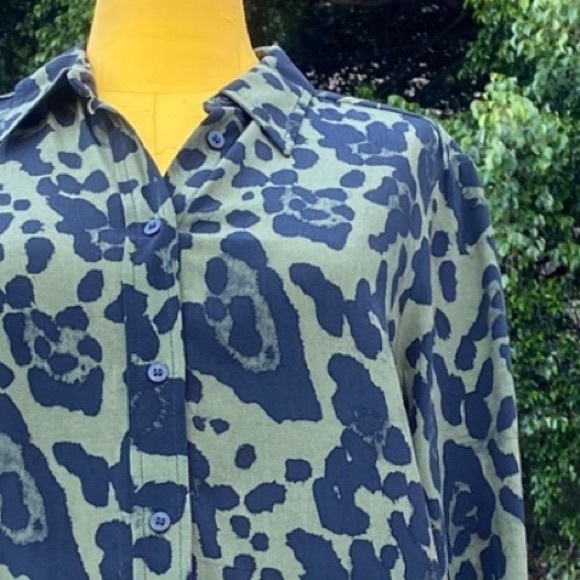 TOPSHOP green leopard print button down shirt - Picture 2 of 13